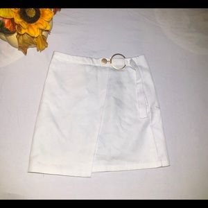 adorable modern looking white mini skirt!<3